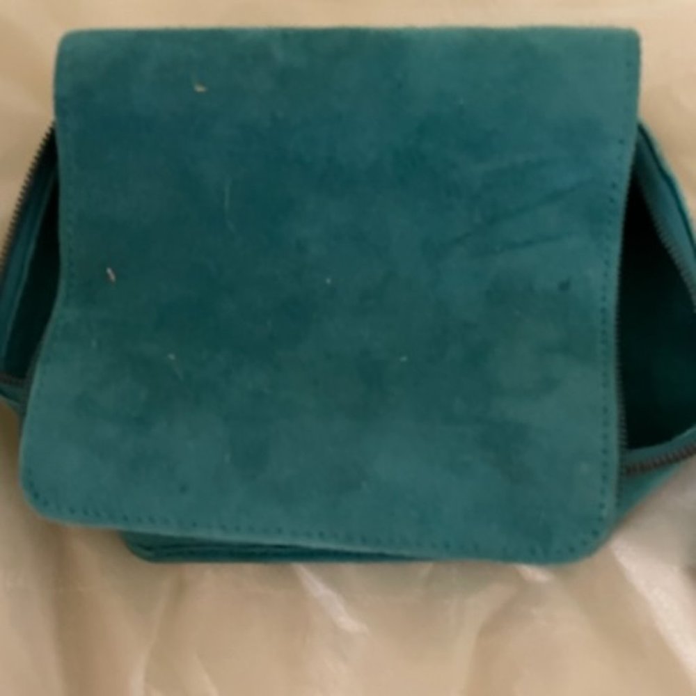 TURQUOISE SUEDE JEWELRY CASE CAN BE USED FOR TRAVELING.
